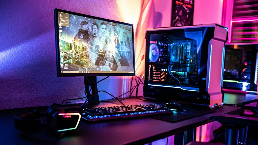 ゲームも作業もしたいのに、PCの「置き場所」で悩んでいないか