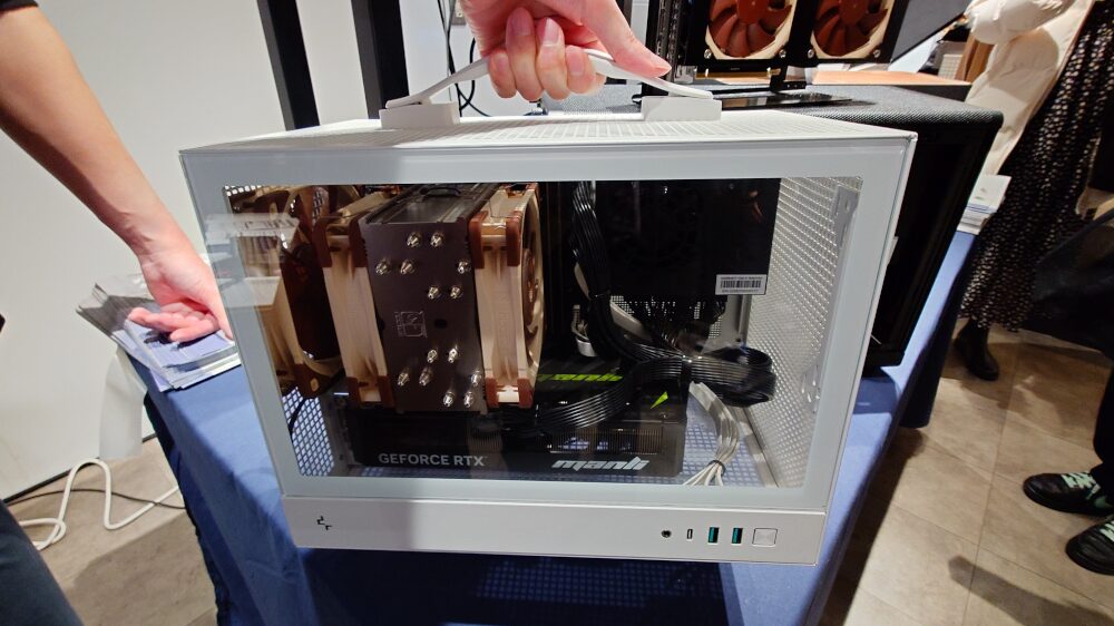 PCの上部にキャリーハンドがある