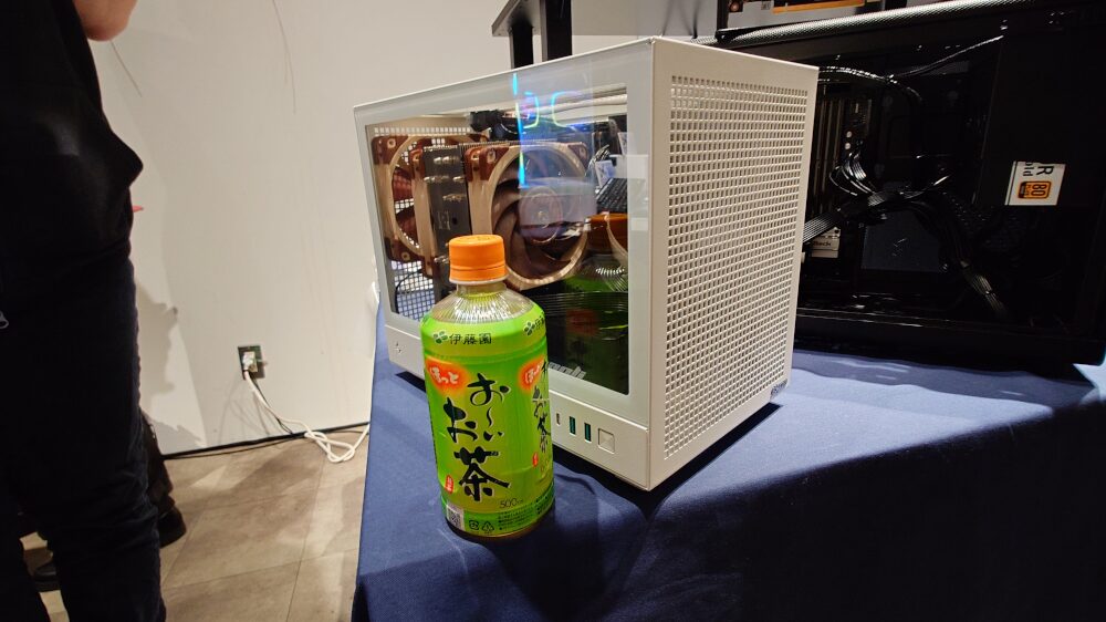 500mlのペットボトルとコンパクトPCの比較