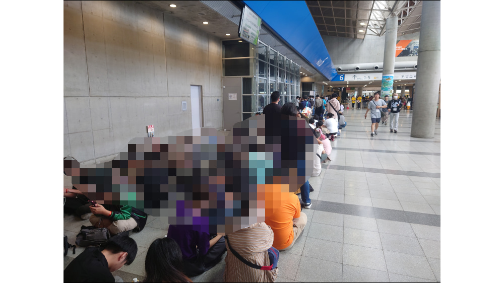 東京ゲームショウのHALL4-6に並んでいる様子
